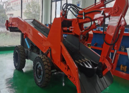 扒渣机作业时，需密切关注设备运行状态